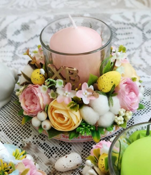 Свіча у стакані, оздоблена штучними квітами, фото
