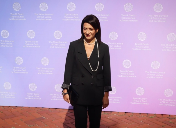 Total black от Анны Акопян: жена премьера Армении впервые прибыла на мероприятие, организованное Зеленской (ФОТО) - фото №5