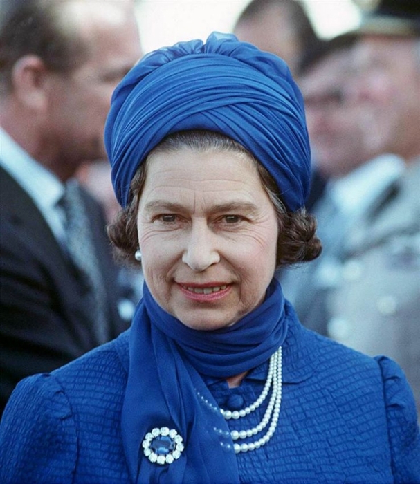 Знаковые шляпки королевы Елизаветы - фото №9