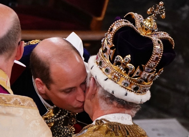 Найзворушливіший момент: Чарльз III розчулився діям старшого сина на коронації (ВІДЕО) - фото №1