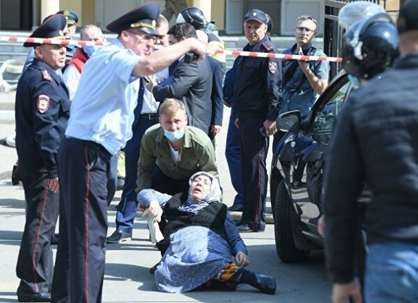 Погибло семеро детей и двое взрослых: что известно о стрельбе в одной из школ Казани - фото №2