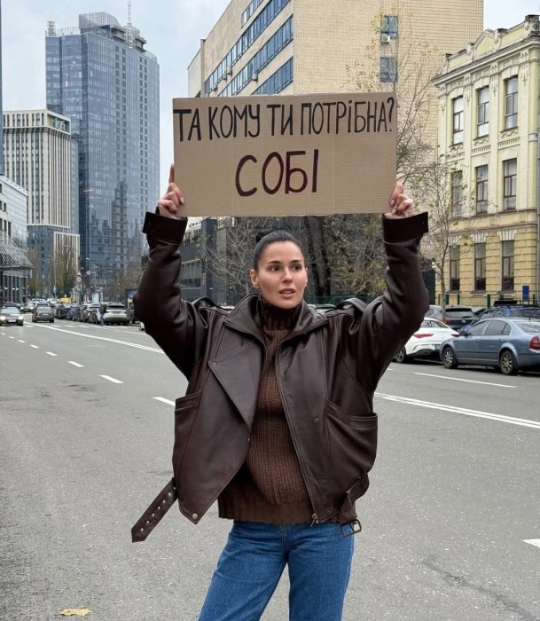 Блогерка Єфросиніна долучилася до акції проти насильства жінок - фото