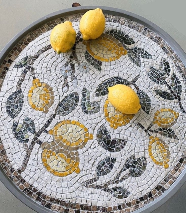 Стол в лимоне из мозаики, фото