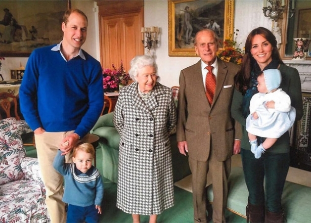 Герцоги Кембриджские показали новые семейные фото с принцем Филиппом - фото №2