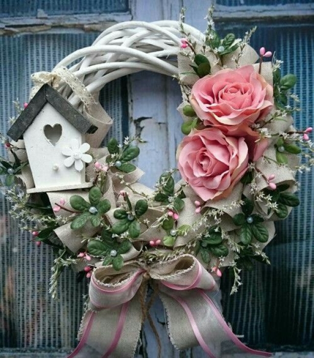 Декоративний вінок на двері з бантом і трояндами, фото