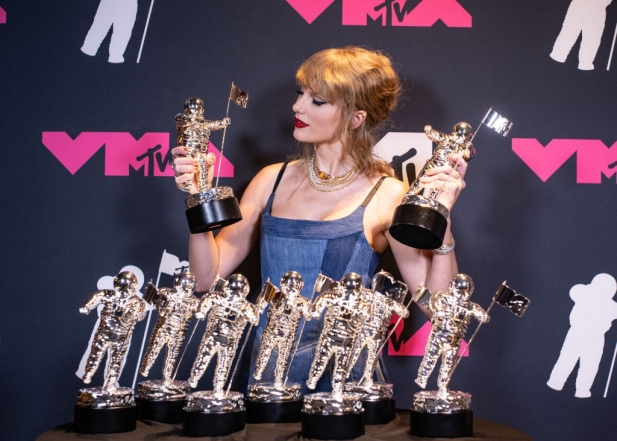 Победила в 8 номинациях и удивила стильным образом: Тейлор Свифт произвела фурор на MTV Video Music Awards 2023 - фото №1