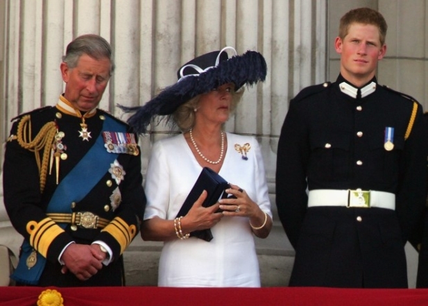 Принц Гарри заявил, что королева Камилла "отбеливала" свою репутацию подкупом британских СМИ - фото №1