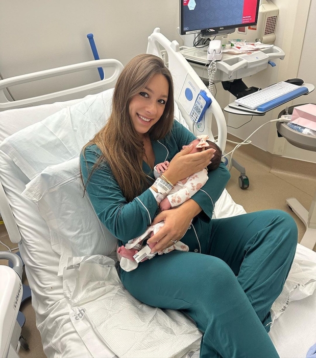 Победительница "Холостяка-1" Александра Шульгина стала мамой во второй раз: первое фото новорожденной - фото №2