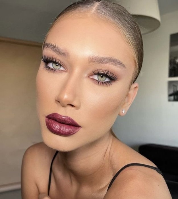 Бордовые губы, фото