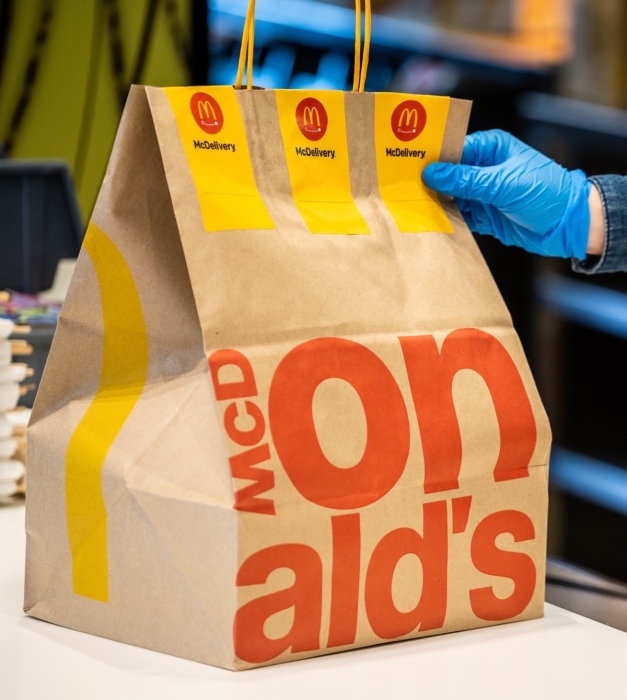 Курс на экологичность: McDonald’s перерабатывает использованные стаканы в пакеты для заказа "с собой" и доставки - фото №1