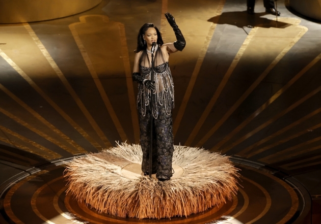 Трогательное выступление на премии Оскар-2023: беременная Рианна посвятила песню умершему актеру Чедвику Боузману (ВИДЕО) - фото №2