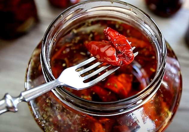 Як приготувати самостійно найкращі в’ялені помідори: покроковий рецепт від Євгена Клопотенка (ВІДЕО) - фото №1