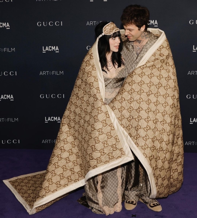В одеяле Gucci за 300$: Билли Айлиш впервые вышла в свет со своим парнем Джесси Разерфордом (ФОТО) - фото №1