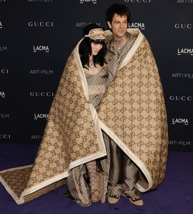 В одеяле Gucci за 300$: Билли Айлиш впервые вышла в свет со своим парнем Джесси Разерфордом (ФОТО) - фото №2