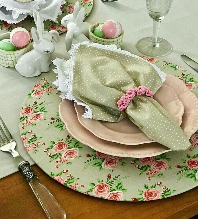 Сервировка стола в зеленых и розовых оттенках, фото