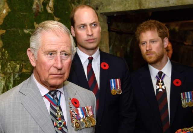 "Они в шоке": инсайдер рассказал, как королевская семья отреагировала на выход мемуаров принца Гарри - фото №1