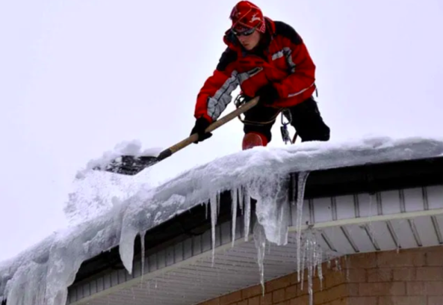 Весь дах - у снігу: розповідаємо, як почистити його безпечно - фото №1