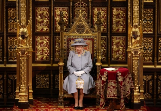 Королева Елизавета II впервые появилась на публике после похорон мужа (ФОТО) - фото №4