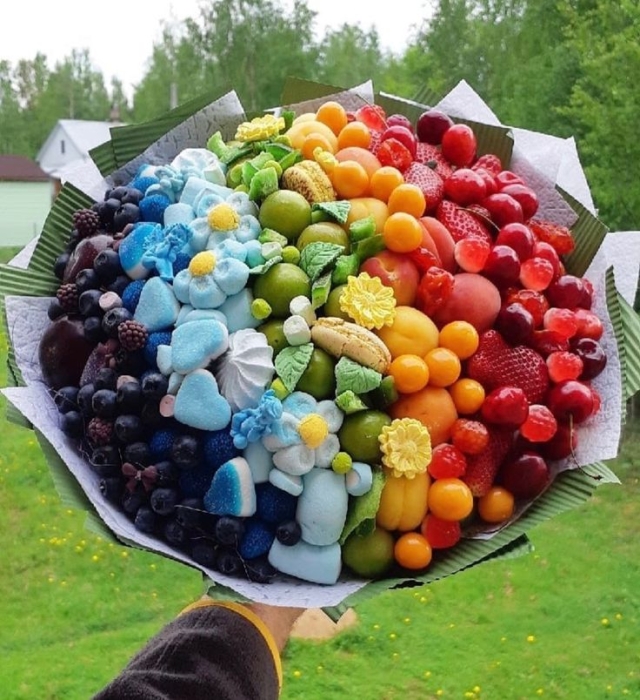 Букет із цукерок і фруктів у кольорах веселки, фото