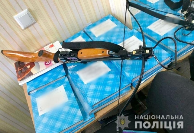 В полтавской школе 19-летняя девушка устроила стрельбу из арбалета: есть раненые - фото №2
