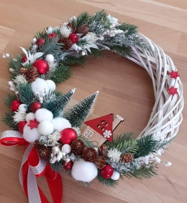25 идей декора новогодней ёлки в году — пластиковыеокнавтольятти.рф