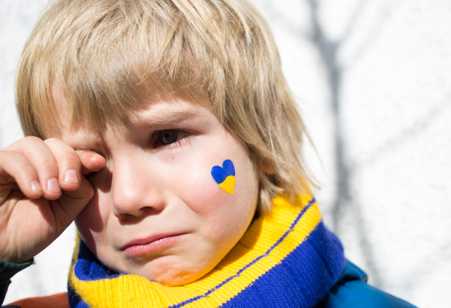 Мальчик украинец плачет, фото