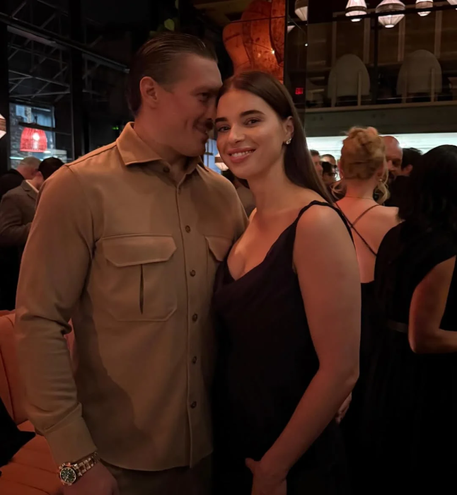 Александр с женой Екатериной на кинопремьере