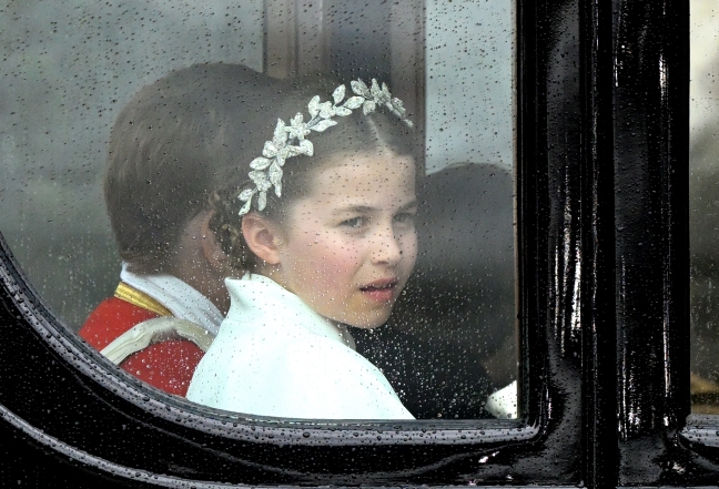 Ее мини-величество: принцесса Шарлотта появилась на коронации Чарльза III в драгоценной тиаре и роскошном платье (ФОТО) - фото №1