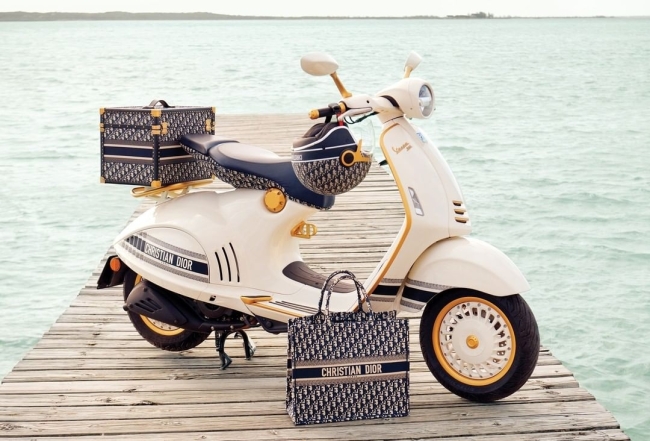 Как у Одри Хепберн! Dior выпустили лимитированную коллекцию скутеров Vespa - фото №1