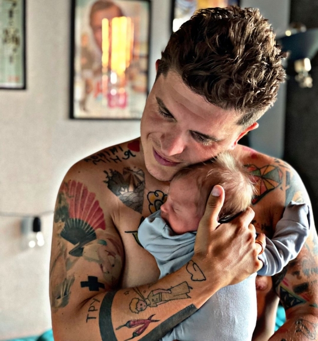 Отцовская любовь: Анатолий Анатолич сделал две тату в честь новорожденного сына Нила (ФОТО) - фото №2