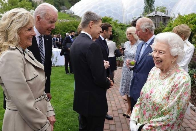 Нарушил протокол: как прошла первая встреча Джо Байдена и королевы Елизаветы II - фото №1