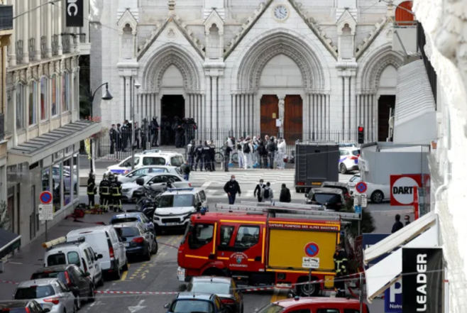 Теракт во Франции: неизвестный убил трех человек в Ницце, а в Саудовской Аравии напали на охрану консульства - фото №1
