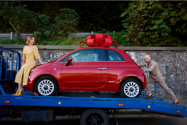 Все, как в кино: "Твій день" дарит легендарное красное авто, которое исцеляет сердца - фото №1