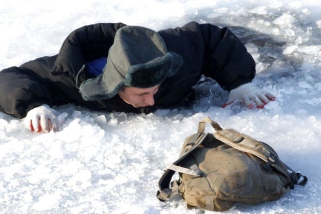 Як вибратися, якщо провалився під лід: інструкція від парамедика, яка може врятувати вам життя (ВІДЕО) - фото №1