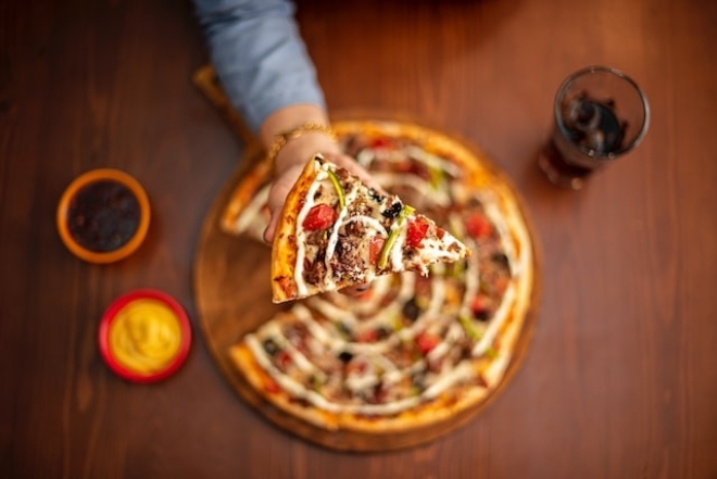 Как разогреть пиццу без микроволновой печи: эти лайфхаки спасут ее вкус - фото №4