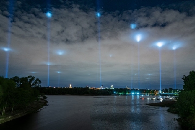 Невероятное зрелище: сотни прожекторов осветили небо над украинскими городами в поддержку креативных индустрий - фото №1
