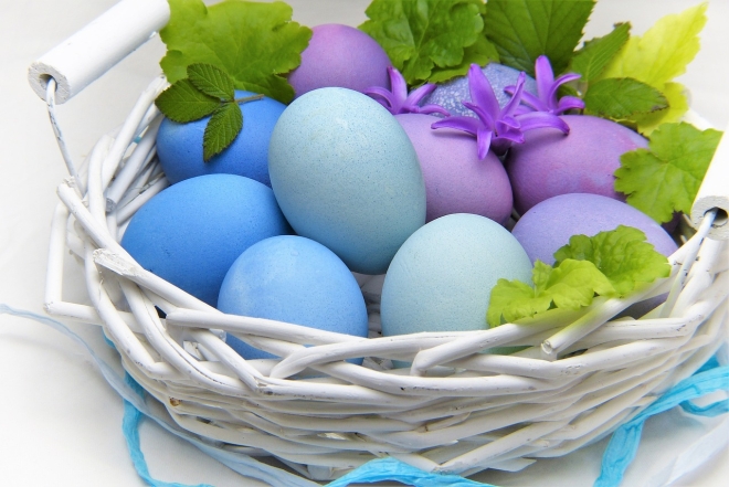 Голубые, синие и фиолетовые пасхальные яйца, фото