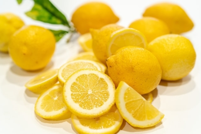 Лимон против запаха в холодильнике