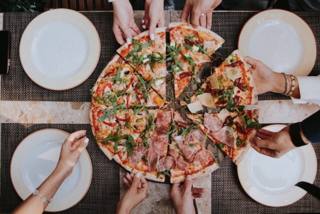 Как разогреть пиццу без микроволновой печи: эти лайфхаки спасут ее вкус - фото №1
