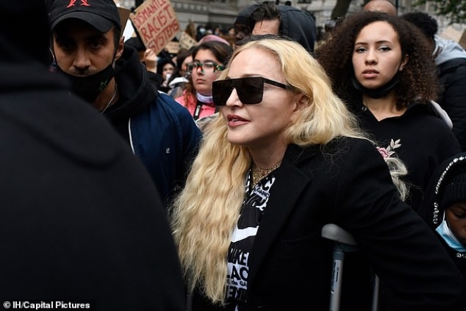 Мадонна пришла на марш памяти Флойда в Лондоне на костылях (ФОТО) - фото №2