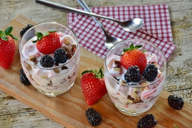 Простой рецепт домашнего желе из йогурта с фруктами и ягодами