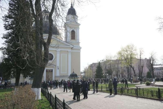 В Черновцах верующие массово идут в храмы, несмотря на ужесточение карантина (ФОТО) - фото №2