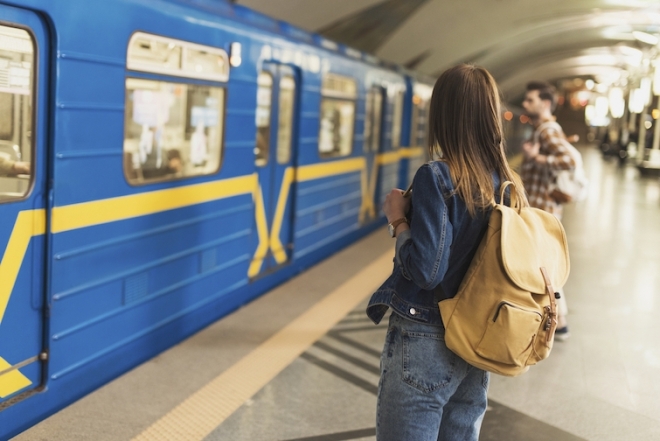 Газонокосилка, надувной матрас и платье: что потеряли пассажиры в Киевском метро за 2020 год - фото №2