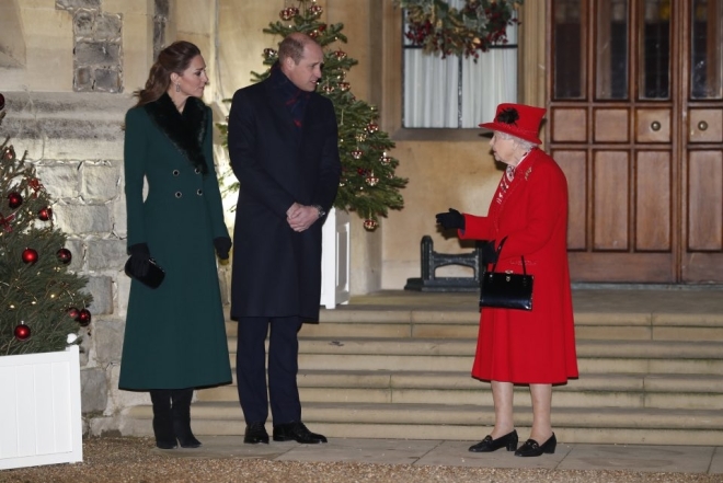 Красное или зеленое? Кейт Миддлтон и Елизавета II встретились в Виндзоре и показали стильные образы (ФОТО) - фото №1