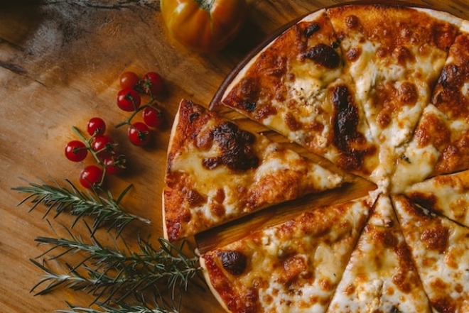 Как разогреть пиццу без микроволновой печи: эти лайфхаки спасут ее вкус - фото №3