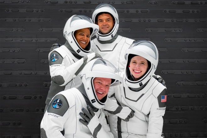 Туризм будущего: компания Илона Маска SpaceX впервые отправила в космос гражданскую миссию - фото №1