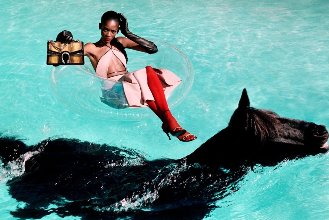 В весенней кампании Gucci снялись лошади: они загорают на пляже, ужинают с друзьями и летают на самолете - фото №2