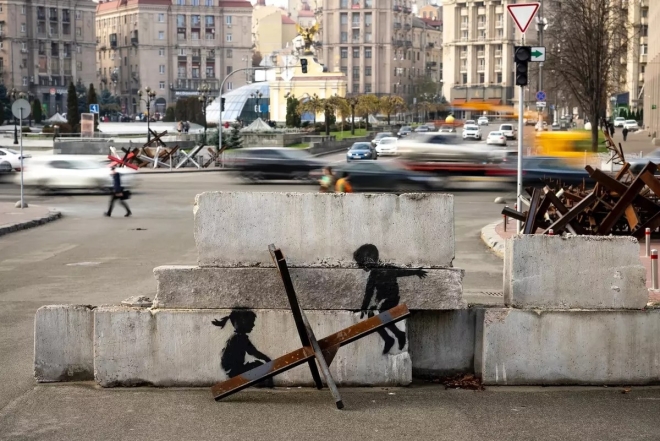 Знаменитый уличный художник Бэнкси создал семь муралов в Украине (ФОТО) - фото №2