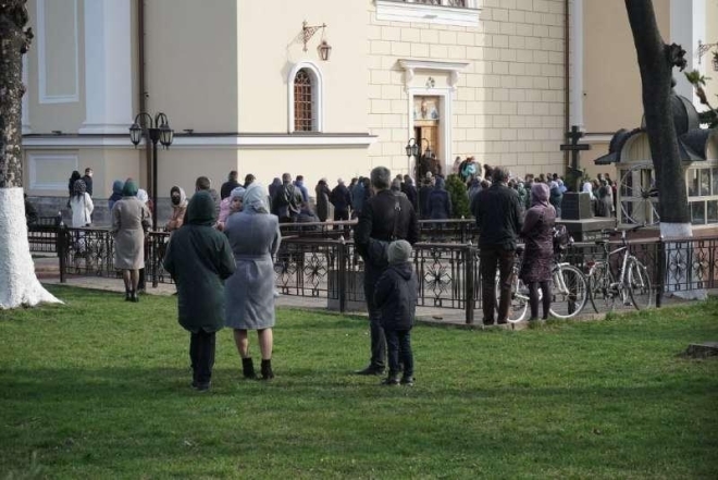 В Черновцах верующие массово идут в храмы, несмотря на ужесточение карантина (ФОТО) - фото №1