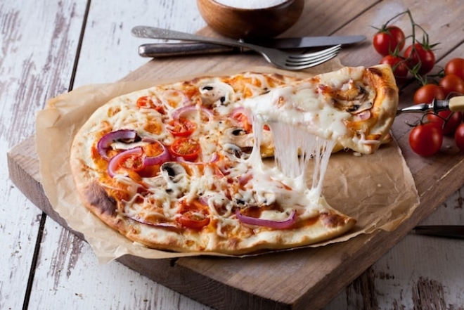 Как разогреть пиццу без микроволновой печи: эти лайфхаки спасут ее вкус - фото №2